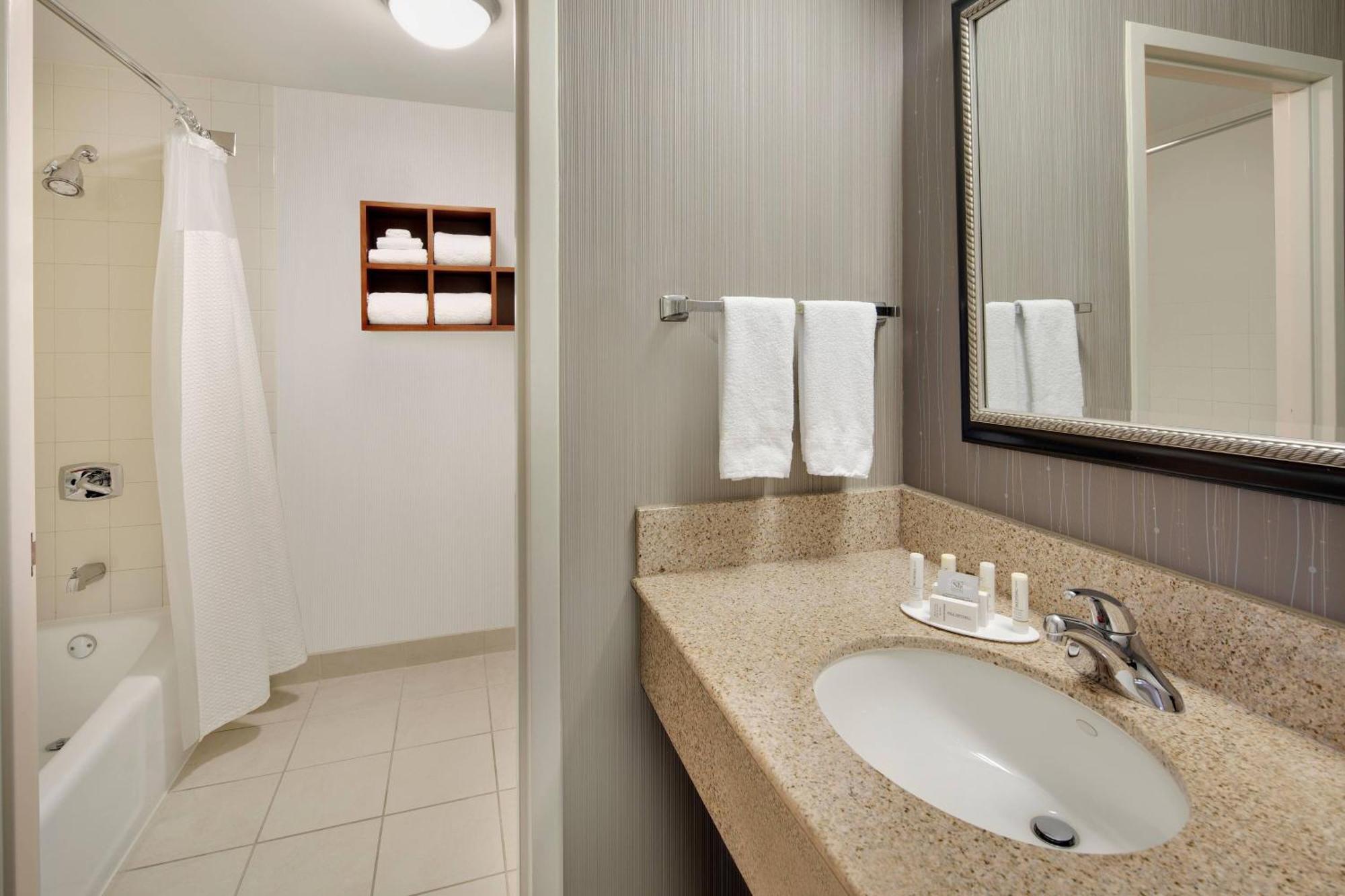 Courtyard Dallas Addison Midway Exterior photo