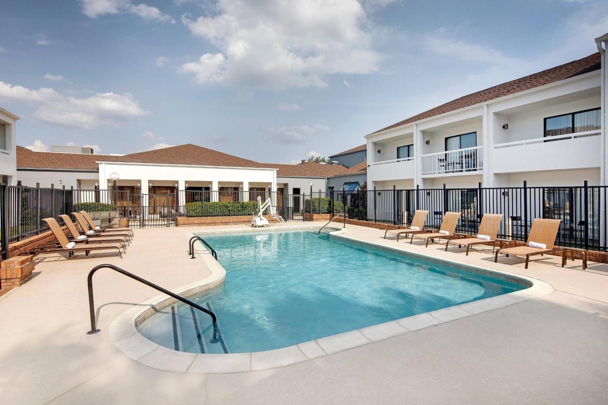 Courtyard Dallas Addison Midway Exterior photo