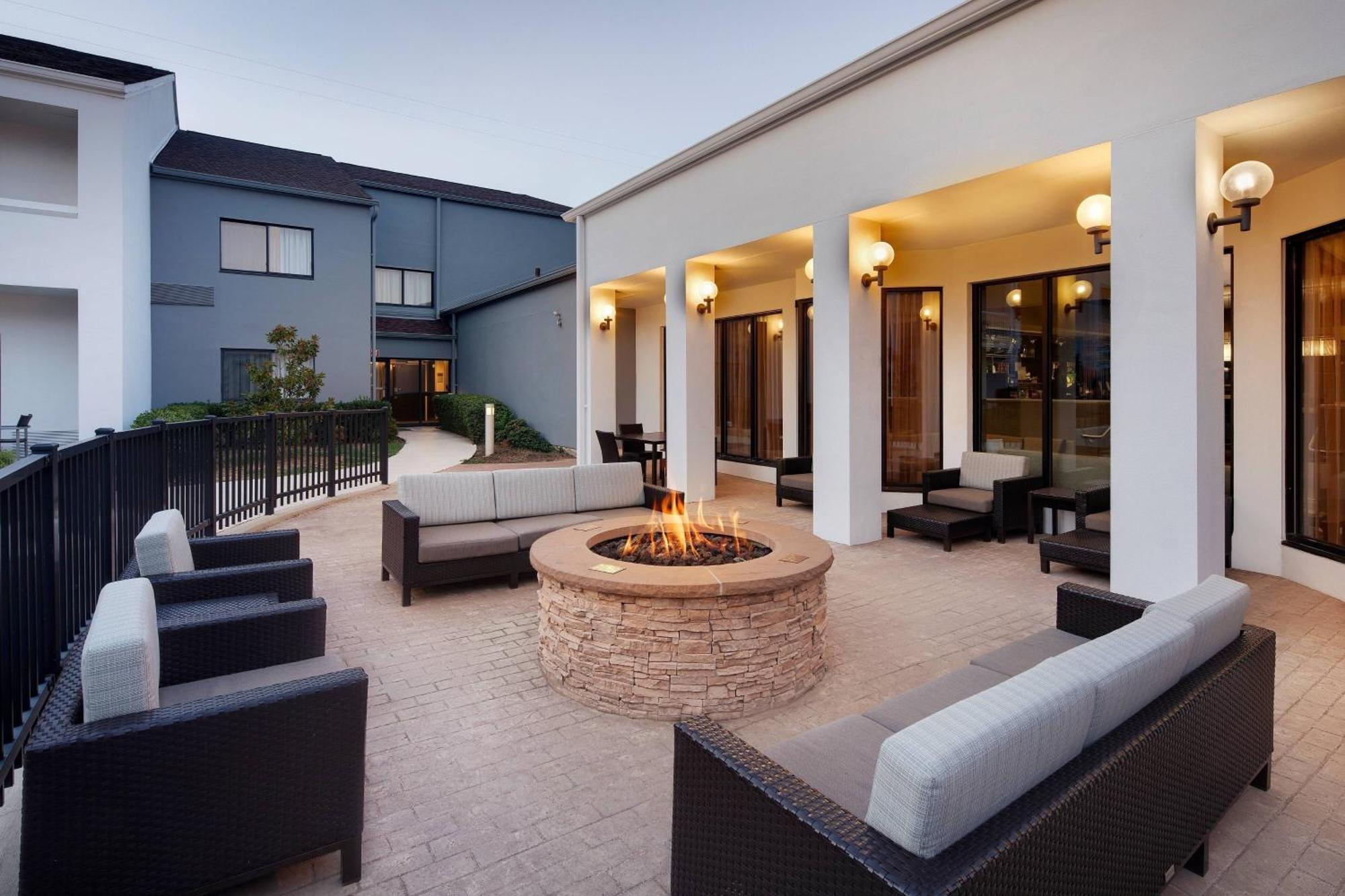 Courtyard Dallas Addison Midway Exterior photo