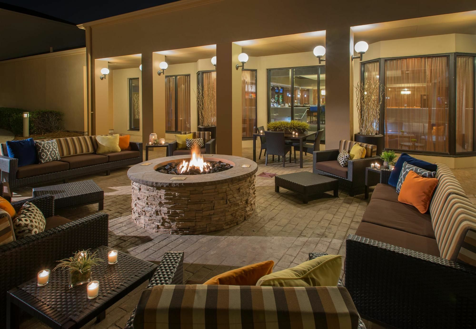 Courtyard Dallas Addison Midway Exterior photo